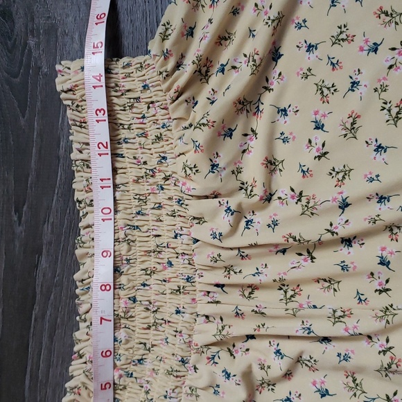 BCBGENERATION Yellow Floral Pullon Shirred Waist Shorts Sz L - Picture 7 of 9